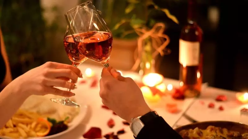 Các quý ông có thể tổ chức bữa ăn lãng mạn cho người mình yêu